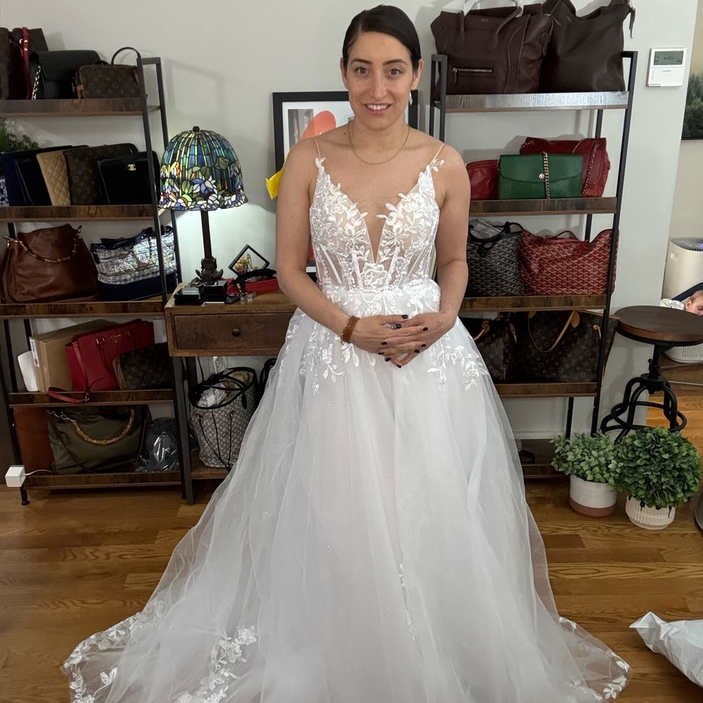 BRAND NEW Elegant White Wedding Dress